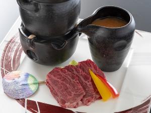 【黒毛和牛の壺焼き】黒毛和牛は、壺の中でじっくり焼き上げることで旨味が凝縮されより柔らかな食感に。