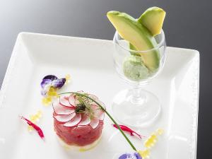 高知県大月町産の【本鮪の極】の赤身を軽く炙り香ばしさをプラス。特製アボカドフローズンドレッシングと一緒に。