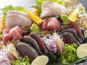 【御造り】とろけるような食感の大月町産本鮪の極のトロや鰹の藁焼きタタキなど存分に堪能して下さい。