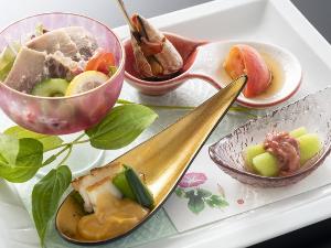 鯨のさえずりや旬のフルーツトマトなど高知の魅力ある食材を少しづつお愉しみ下さい。