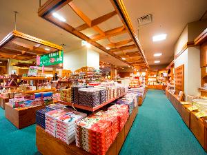 ＜売店＞秋田の特産品など、多数のお土産を取り揃えております。