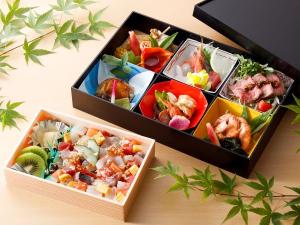 当館オリジナル豪華箱膳（日により内容は変わる場合があります）