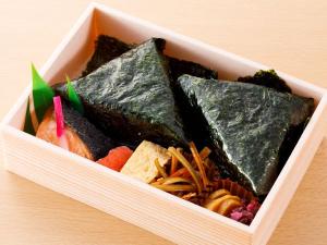 朝食はおにぎり弁当をご用意致します（日により内容は変わる場合があります）