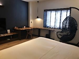 ◆ダブルルーム／ゆらゆら揺れるハンギングチェアでリラックス（客室一例）