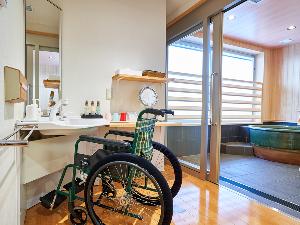 【温泉付き客室（バリアフリー対応）】車いすに座ったまま使える洗面台。浴室入口はフラット床です。