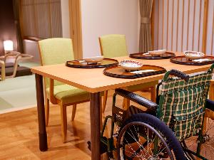 【温泉付き客室（バリアフリー対応）】夕・朝食は、無料で部屋食に変更できます（4名様迄／2日前迄要予約）