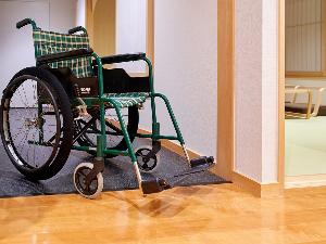 【温泉付き客室（バリアフリー対応）】車いすのままご入室頂けます。（タイヤカバーをご用意しております）