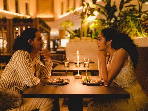 【クラブラウンジ】夜はライトアップが幻想的な空間に様変わりしたラウンジ。