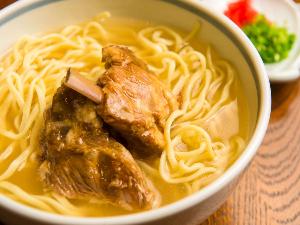 【琉球居酒屋Campur】料理一例　「ソーキそば」