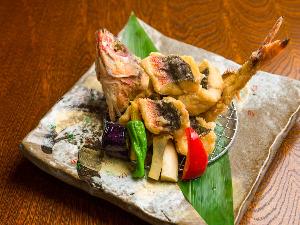  【琉球居酒屋Campur】料理一例　「グルクン唐揚げ」