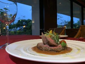 ～琉球創作イタリアンコース～料理一例　メインステーキ　※メニューは月毎にて異なります
