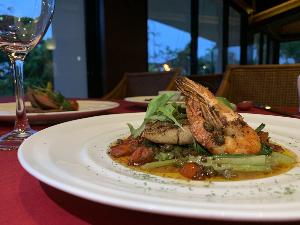 ～琉球創作イタリアンコース～料理一例　県産魚と有頭海老のムニエル　※メニューは月毎にて異なります※