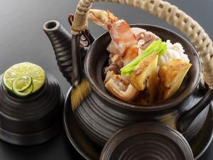 【土瓶蒸し】これぞ秋の風物詩！松茸に鱧、車海老、四万十鶏の旨味がぎゅっと凝縮され、秋を感じさせます
