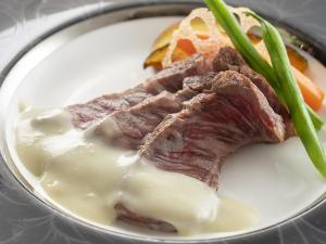 【和牛ロースステーキ】ジューシーな和牛の旨味と口当たりなめらかな秋茄子のヴルーテソースは相性抜群
