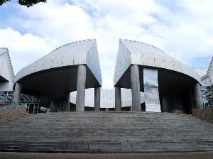 写真提供：広島県　広島現代美術館：全国初の現代技術を専門に扱う美術館として開館。