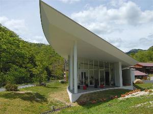 写真提供：広島県　はらまちを美術館：広島市在住の画家はらまちをさんの作品を常設展示する美術館