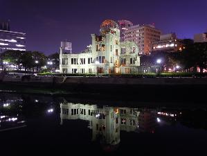 写真提供：広島県　原爆ドーム：平成5年、世界遺産化を求める署名が165万余りも集まりました。