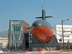 写真提供：広島県　てつのくじら館：実物の巨大潜水艦（全長76.2ｍ）を陸上展示する博物館です