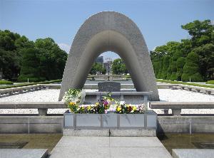 写真提供：広島県　広島平和都市記念碑：平和都市として再建することを念願して設立。
