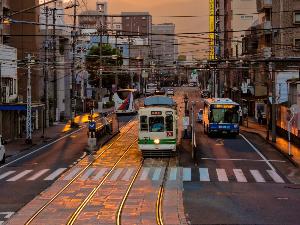 市街地を運行する路面電車：熊本市電