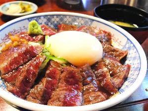 写真提供：熊本県観光連盟　ご当地グルメ、あか牛丼！