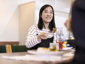 明るく開放的なレストランでご朝食をお楽しみください。