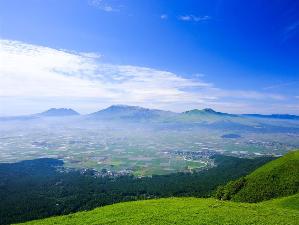 写真提供：熊本県観光連盟　阿蘇五岳