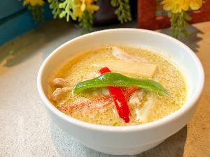 【グリーンカレー】朝にぴったりのタイのグリーンカレーは、味わい深く独特のスパイスが癖になります。