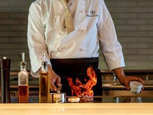 【夕食一例】目の前で焼き上げる肉料理＆ビュッフェ。