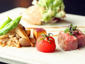 秋田牛柔らかロースステーキ・鶏肉山椒香味ソース