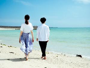 ビーチでお散歩デート♪青く輝く沖縄の海と真っ白な砂浜に、思わず言葉を忘れる時間。