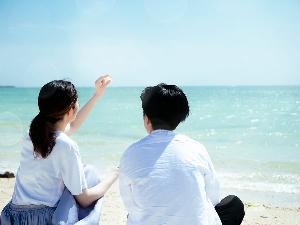 ビーチでお散歩デート♪青く輝く沖縄の海と真っ白な砂浜に、思わず言葉を忘れる時間。