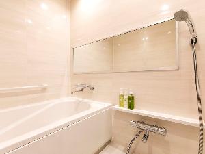 【バスルーム】全室共通でバス・トイレ別！浴槽も広々としており、ゆったり身体を伸ばせます