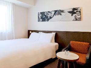 【スタンダードダブル】ソファに座ってほっと一息。白と木目を基調とした落ち着きのある空間です。