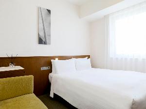 【スーペリアダブル】キャリーを置いても広々した空間。大きなクイーンサイズのベッドで、心地よい眠りを。