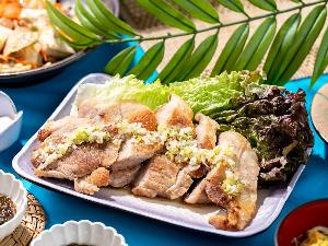 【朝食ビュッフェ（一例）】「あぐー豚のソテー」は、さっぱりと特製の塩だれソースをかけて。