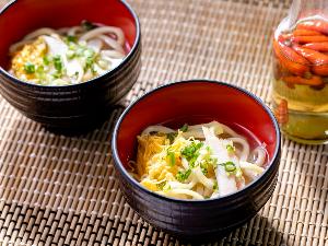 【朝食ビュッフェ（一例）】優しい味の「沖縄そば」は、お好みでピリリと辛い「コーレーグース」をかけて