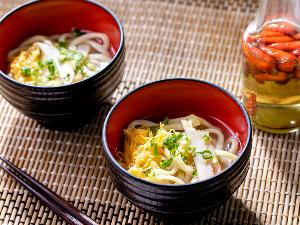 【朝食ビュッフェ（一例）】優しい味の「沖縄そば」は、お好みでピリリと辛い「コーレーグース」をかけて