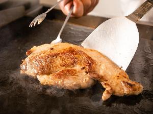 【朝食ビュッフェ】人気メニュー「あぐー豚のソテー」ライブキッチンで香ばしく焼き上げ、熱々をお届け！