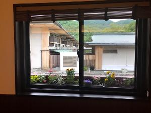 ◆和洋室（街側）／建物が隣接しているため、窓からの景色はお愉しみいただけません（客室一例）