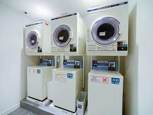 ランドリールーム（4階）洗濯1回300円（洗剤付）、乾燥機1回30分100円にてご利用いただけます。