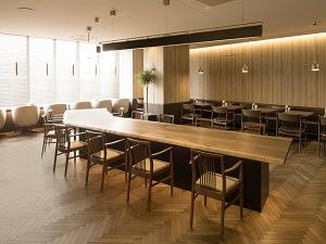 レストラン「ブランシュ」木のぬくもりを全面に出した、開放感溢れるレストランです。