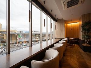 レストラン「ブランシュ」大きな窓から朝の外光を浴びながら地元の食材を取り入れた朝食をお召し上がりいただけます。