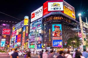 歓楽街として有名なすすきの中心部。交差点のシンボル的な存在。