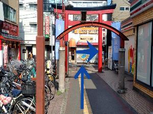 穴守稲荷駅を降りて矢印の方向へお進み下さいませ。