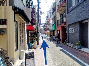 更に矢印方向へ直進をし信号を渡りましたら後少しです。
