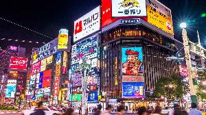 歓楽街として有名なすすきの中心部。交差点のシンボル的な存在。