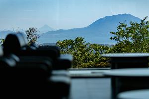 【桜島】ロビーからは、鹿児島の顔、桜島・錦江湾がご覧いただけます