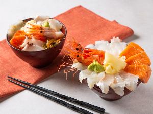 【青函市場・朝食一例】自分好みにお作り頂ける海鮮丼が好評。（季節により変更）
