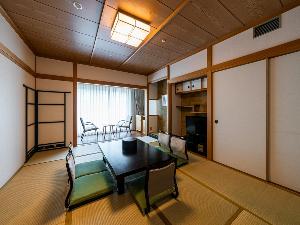 庭園に面した和室。客室で唯一バス・トイレ別のお部屋となります。落ち着いた雰囲気はご家族・ご友人同士でくつろぐには最適です。
